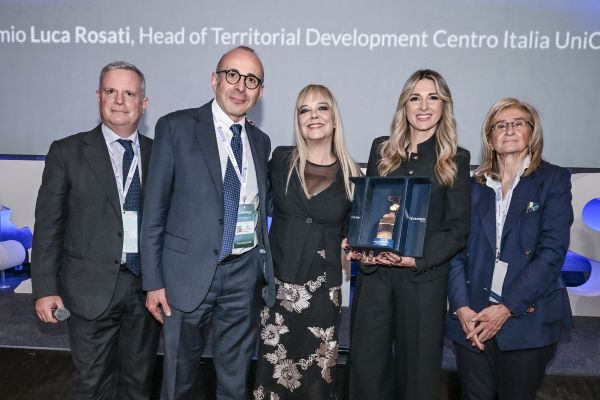 Premiazione_ da sx, Luca Rosati (Unicredit), Luigi Del Plavignano (Direttore Rai Documentari), Marina Loi e Flavia Triggiani (Flair Media), Lucia Morselli (Presidente Pininfarina)