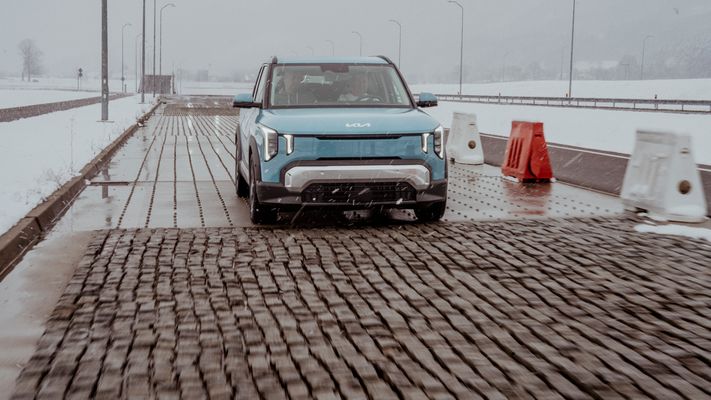 kia-ev2-zilina-start-of-production-testtrack-digital-1920x1080-002