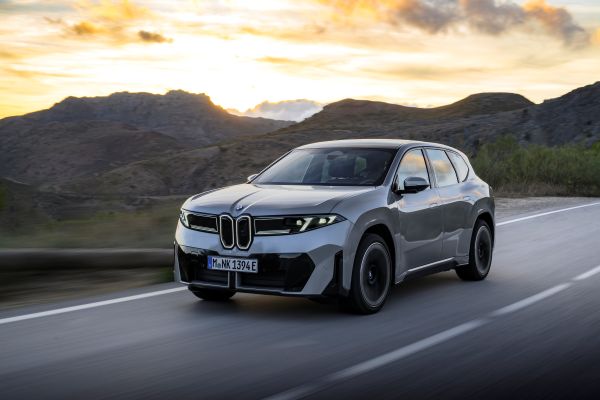 P90626543_highRes_the-new-bmw-ix3-50-x