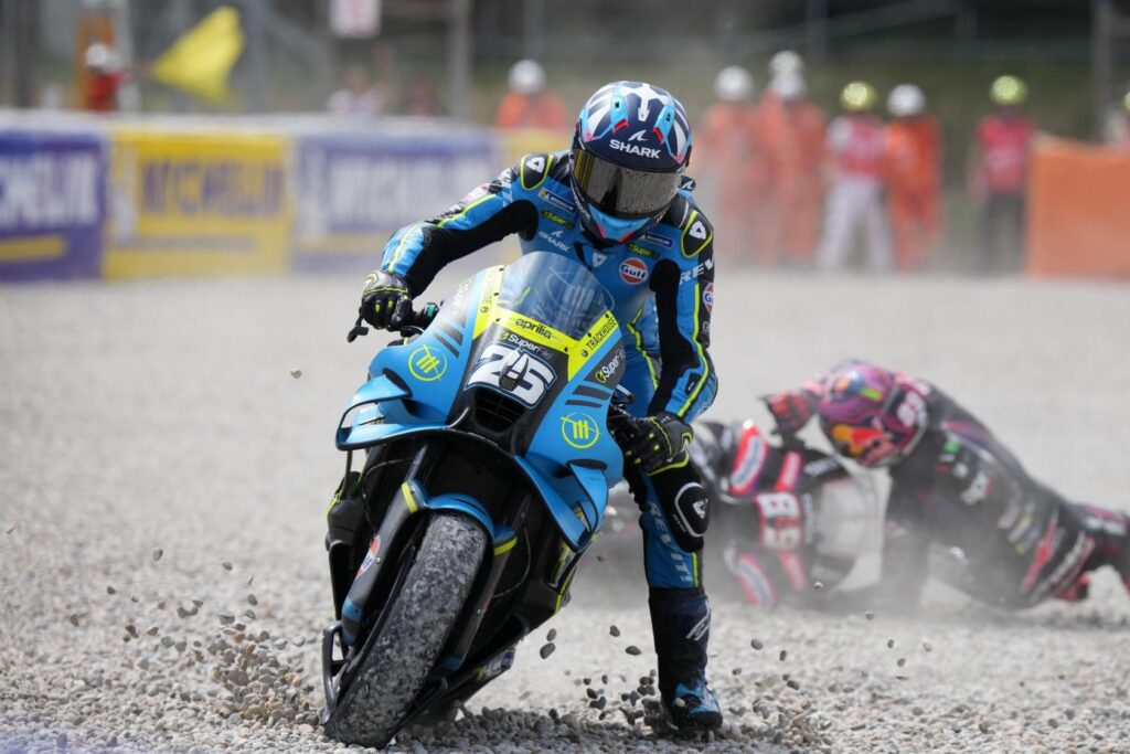 The incident between Fernandez and Martin, they returned; however, the Aprilias were P18 and P19.