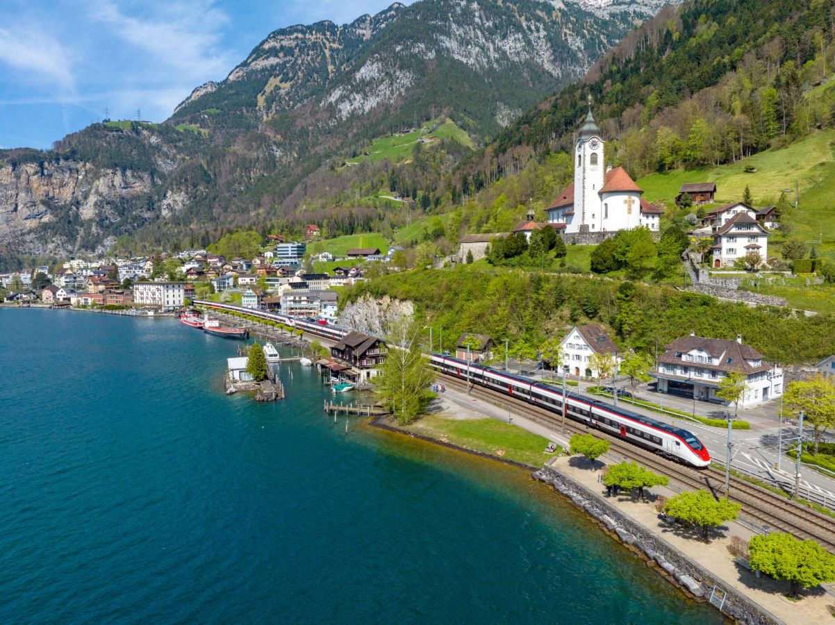 Giruno Einfahrt Fluelen am Urnersee (1) Giruno Einfahrt Fluelen am Urnersee