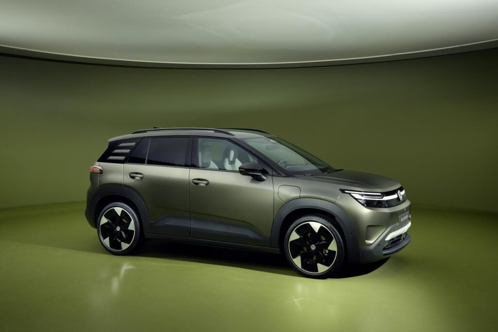 Pre-sales of the new model will also start just in time for today's world premiere: Swiss customers can now use the ID. Cross in the trim levels „Life“ and „Style“