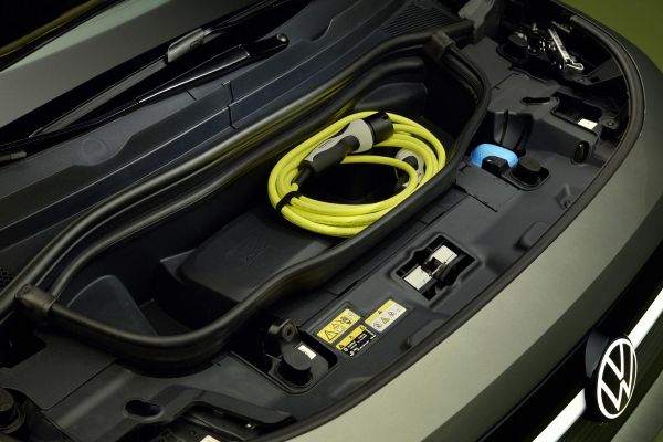 Pre-sales of the new model will also start just in time for today's world premiere: Swiss customers can now use the ID. Cross in the trim levels „Life“ and „Style“