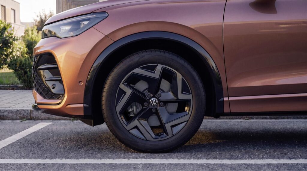 The new Tiguan EDITION 20 in the special color „Maple Red Metallic“
