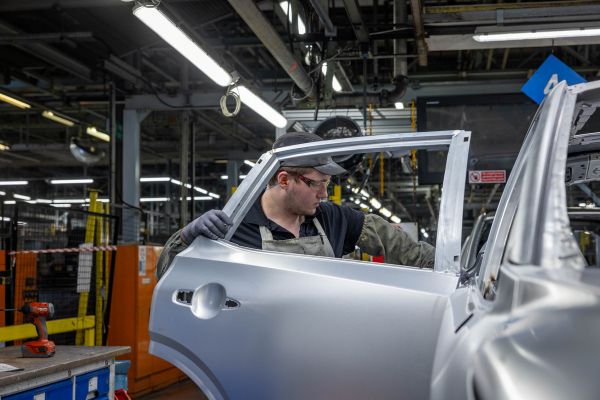 Qashqai being inspected by an operator in the Nissan Sunderland Body Shop