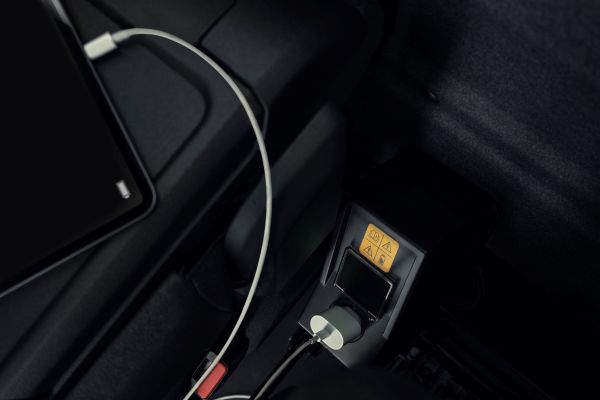 CABLE DE RECHARGE, CONSOLE CENTRALE, EN CHARGE, L2H2, PRISE 220 VOLTS, STYLE DE VIE ENTREPRISE, TABLETTE TACTILE, VEHICULE ELECTRIQUE - VE, VEHICULE UTILITAIRE