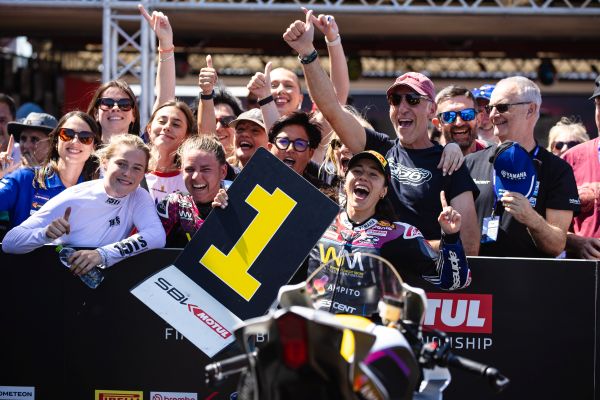 Beatriz Neila Yamaha - wins in WorldWCR at Donington 2026