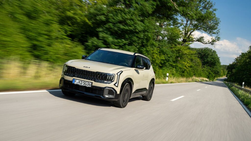 kia_seltos_x-line_awd_tan_beige_dynamic