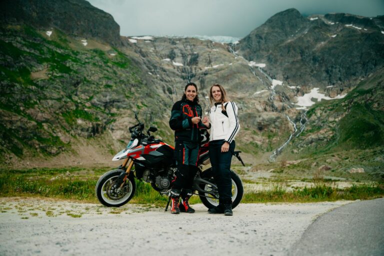 Camille Rast - Brand Ambassador von Ducati Schweiz - Anja Tschopp, Marketing Manager von Ducati Schweiz - Sustenpass