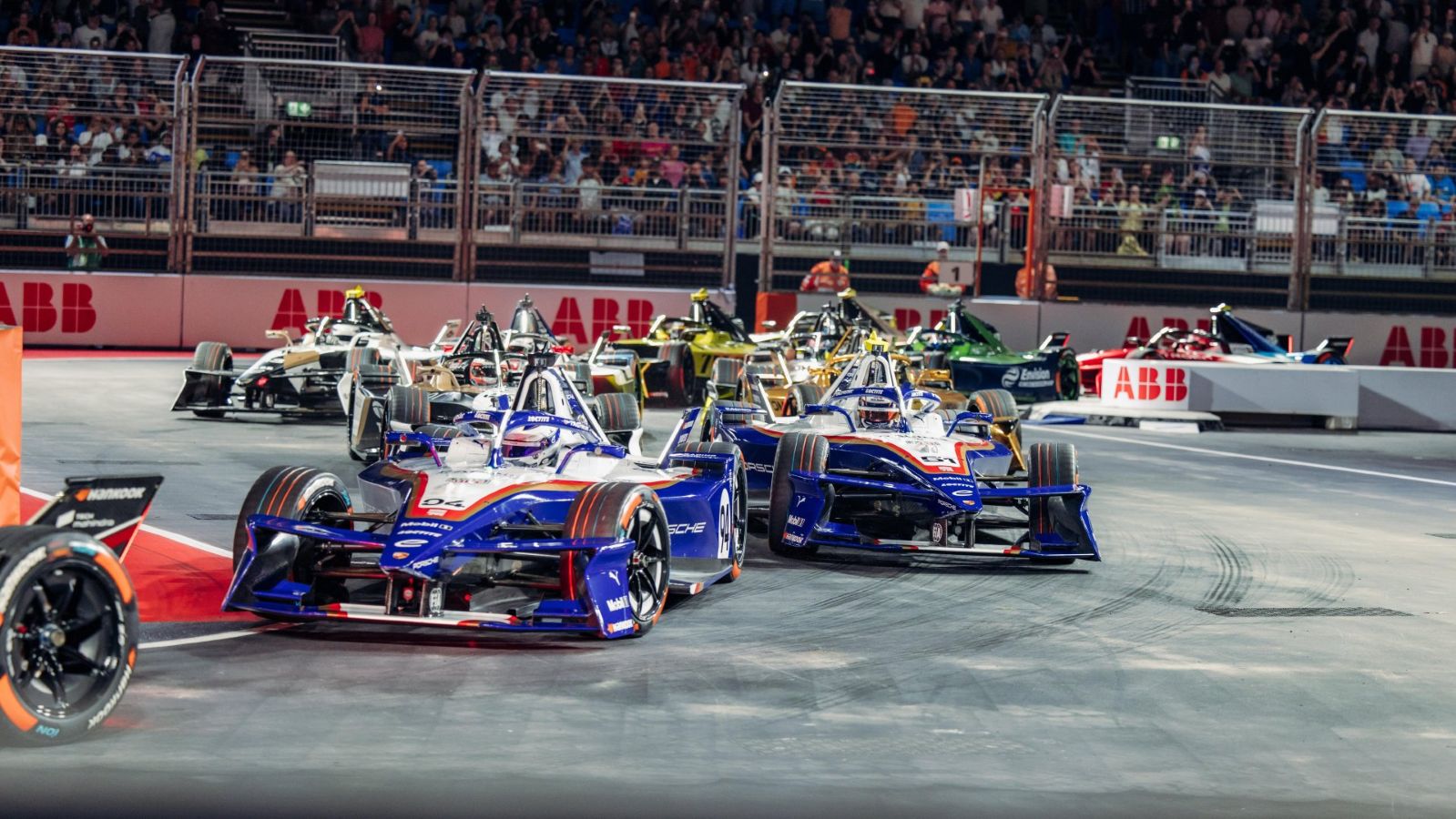 338785_1920x1080_ Porsche 99X Electric (#94, #51), Pascal Wehrlein, Nico Müller, Porsche Formula E Team, London E-Prix 2026