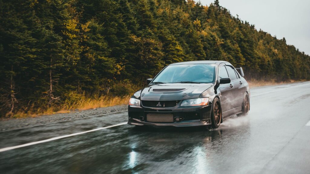GEFAHR VON AQUAPLANING BEI SOMMERGEWITTERN