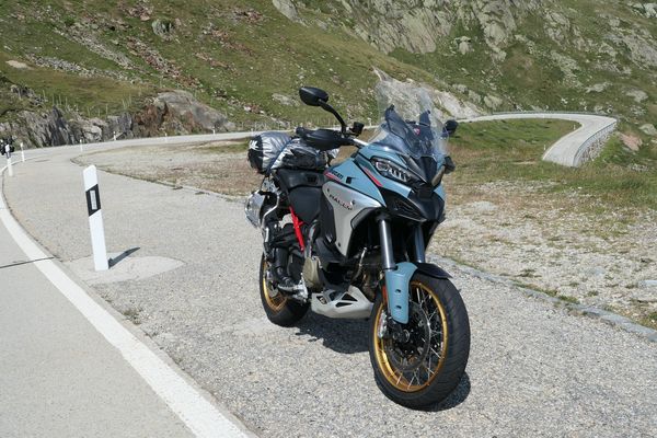 Multistrada turn Pass road