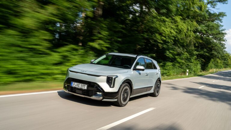 kia_niro_ivory_silver_dynamic