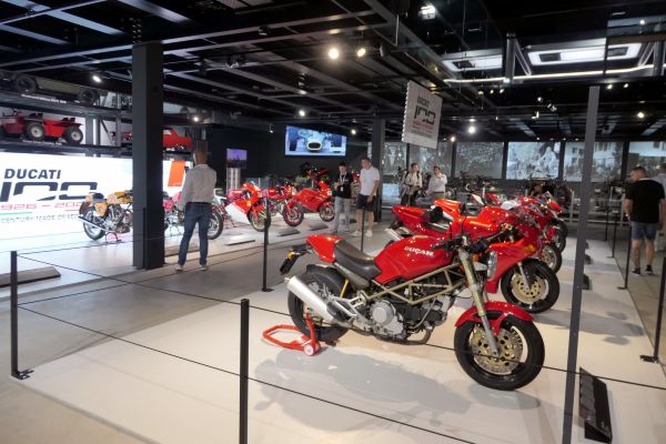 With the «Ducati Centenario» exhibition, the Swiss Museum of Transport, together with Ducati Switzerland, celebrates the 100th anniversary of the traditional Italian brand 