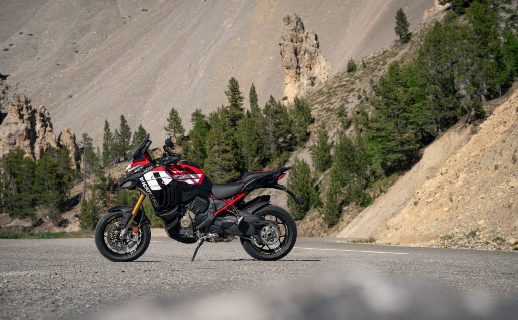 MY27 MULTISTRADA V4 PIKES PEAK STATICS.