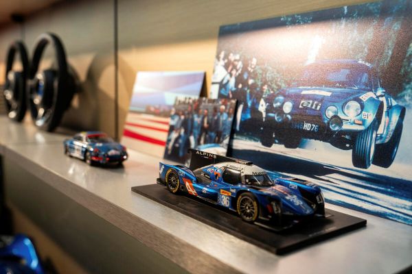 Alpine opens a pop-up showroom in Zurich, Utoquai 55