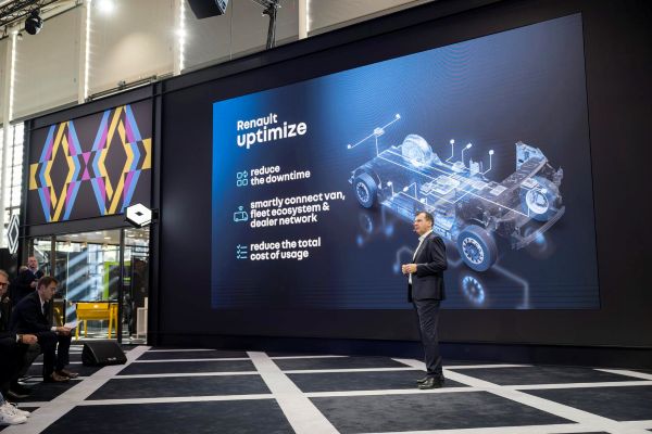 Zakaria Zeghari, VP Sales & Marketing LCV, presents the Renault Uptimize program for fleet optimisation.