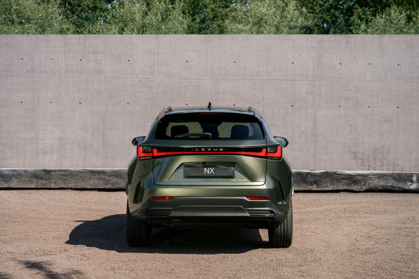Lexus NX 350h luxury rear