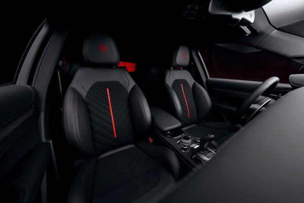 Alfa Romeo Stelvio Edizione Luna Rossa debuts in Napoli.