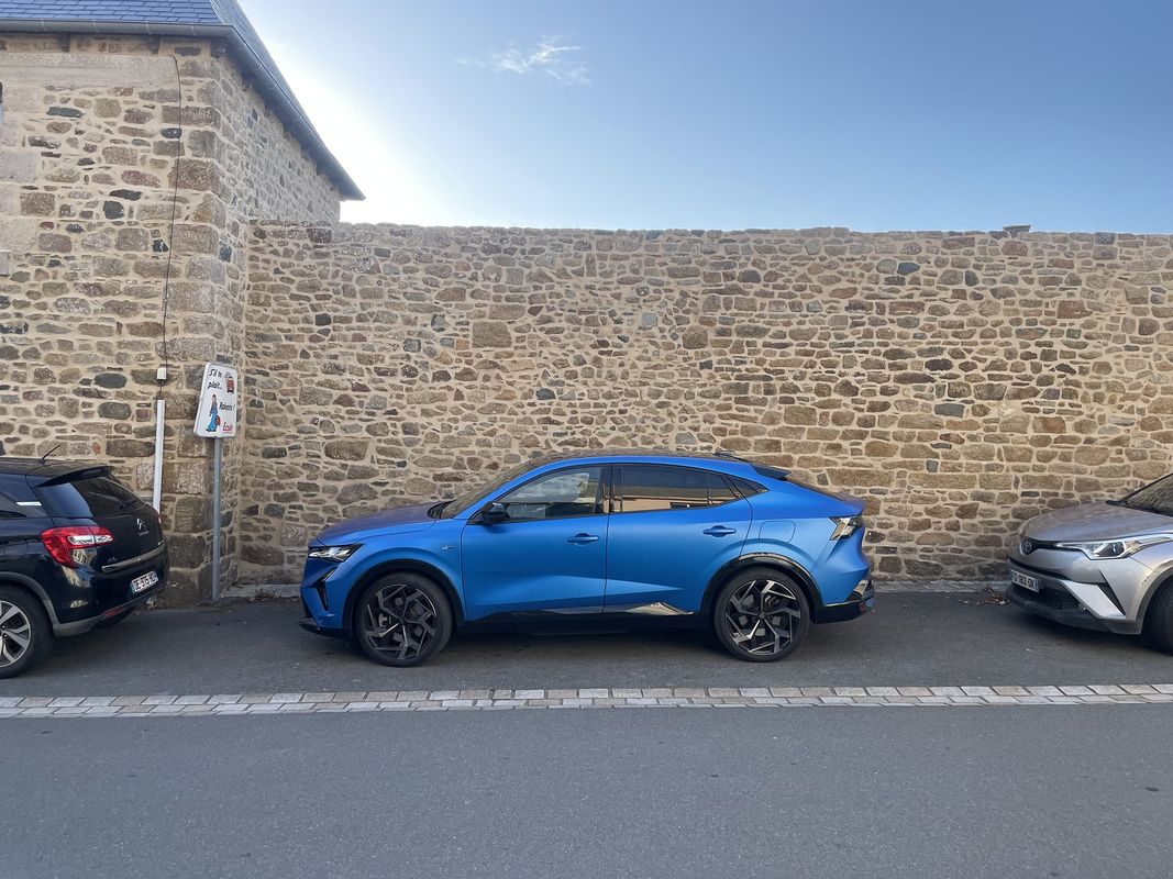 Renault Rafale E Tech 4×4 300 atelier Alpine sleek line.