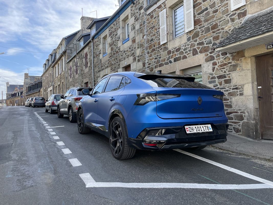 Renault Rafale E Tech 4×4 300 atelier Alpine, breton village.