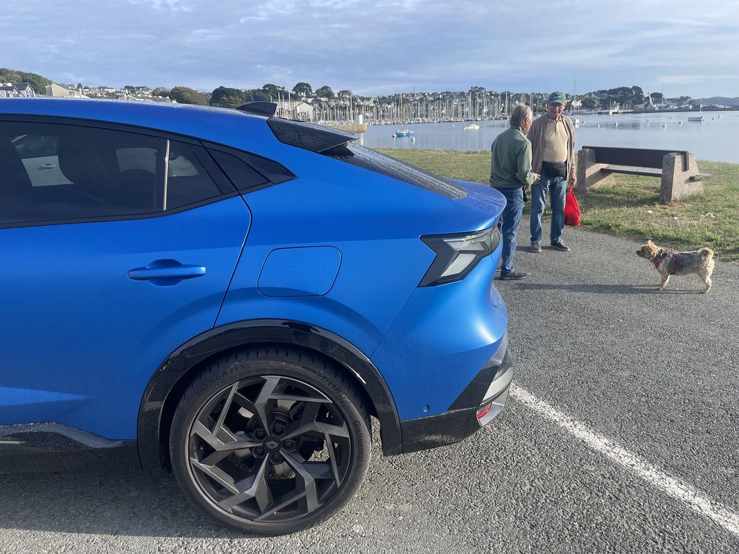 Renault Rafale E Tech 4×4 300 atelier Alpine morning mood at the harbor.