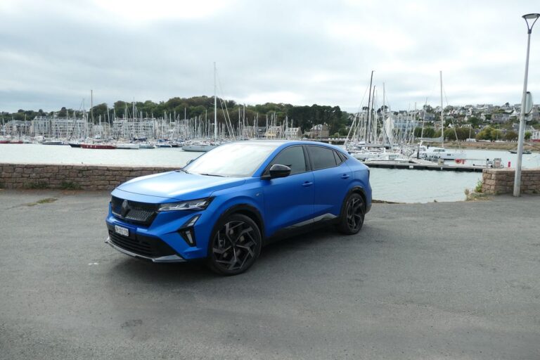 Renault Rafale E Tech 4×4 300 atelier Alpine harbor Perros Guirec.
