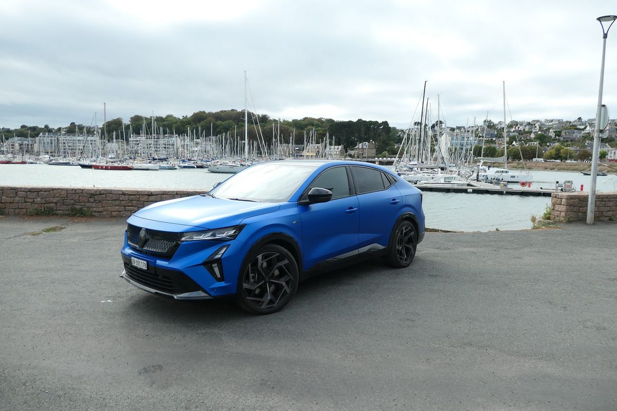 Renault Rafale E Tech 4×4 300 atelier Alpine harbor Perros Guirec.