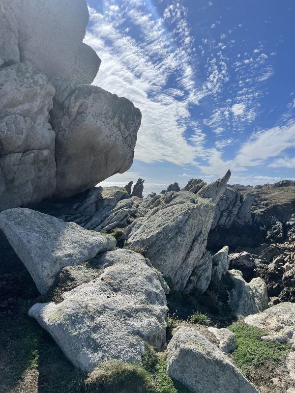 Renault Rafale E Tech 4×4 300 atelier Alpine, Ouessant rocks.