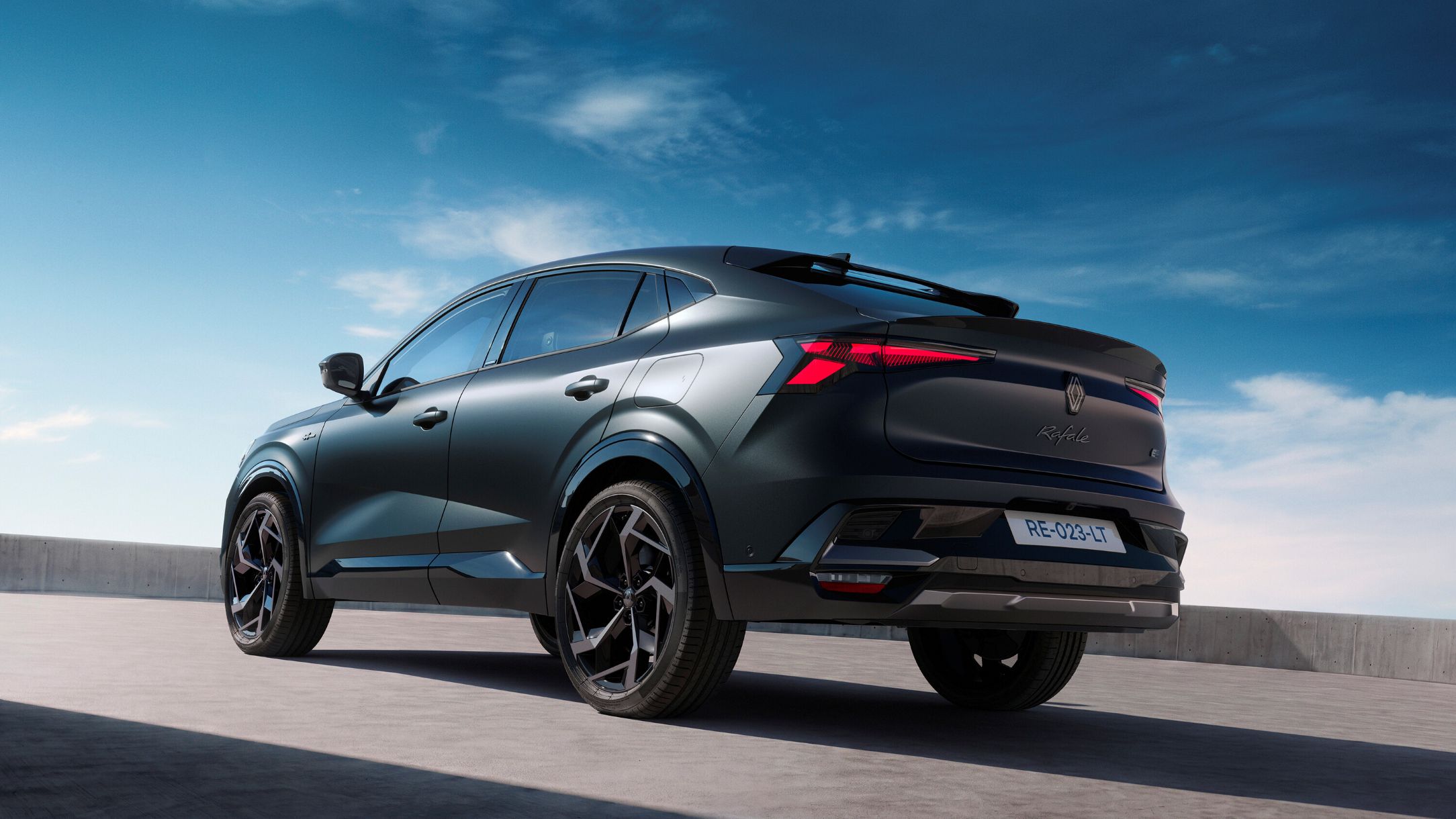 Renault Rafale Hypnotic, New special model: Rafale Hypnotic hyper hybrid E-Tech 4x4 300 hp plug-in – limited to 1500 units in special livery noir forêt satin, market launch Q4-2026. © Renault Communications / Rights reserved